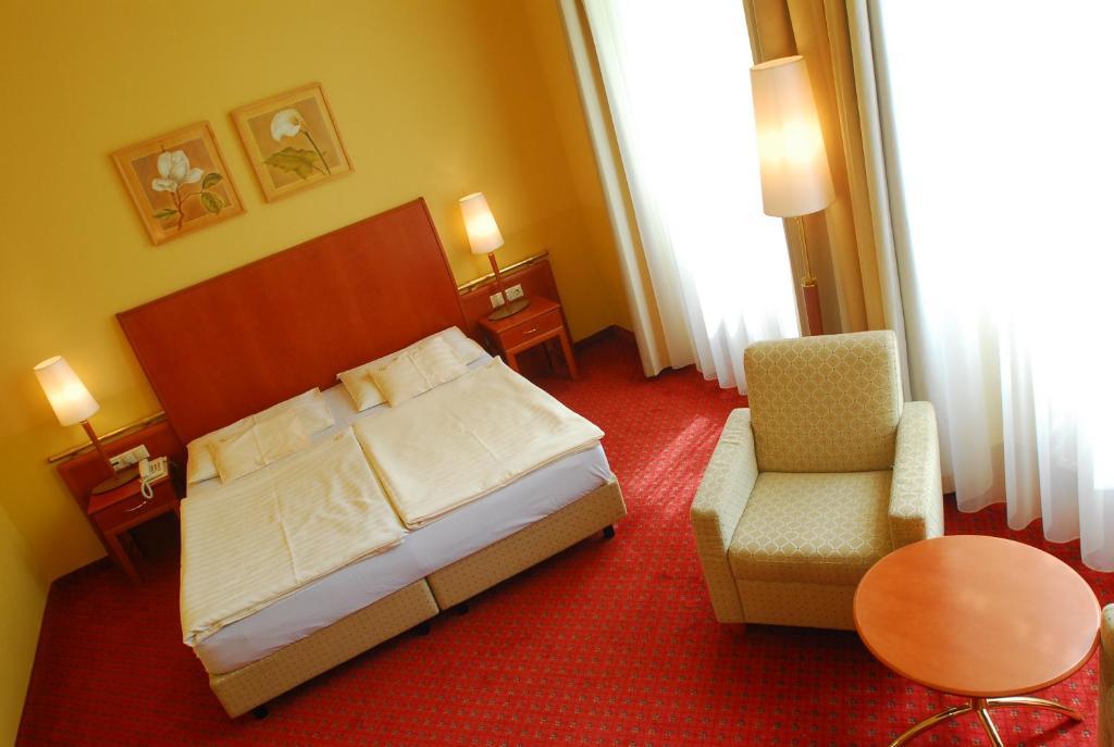 Park Hotel Pelikan Szombathely Esterno foto